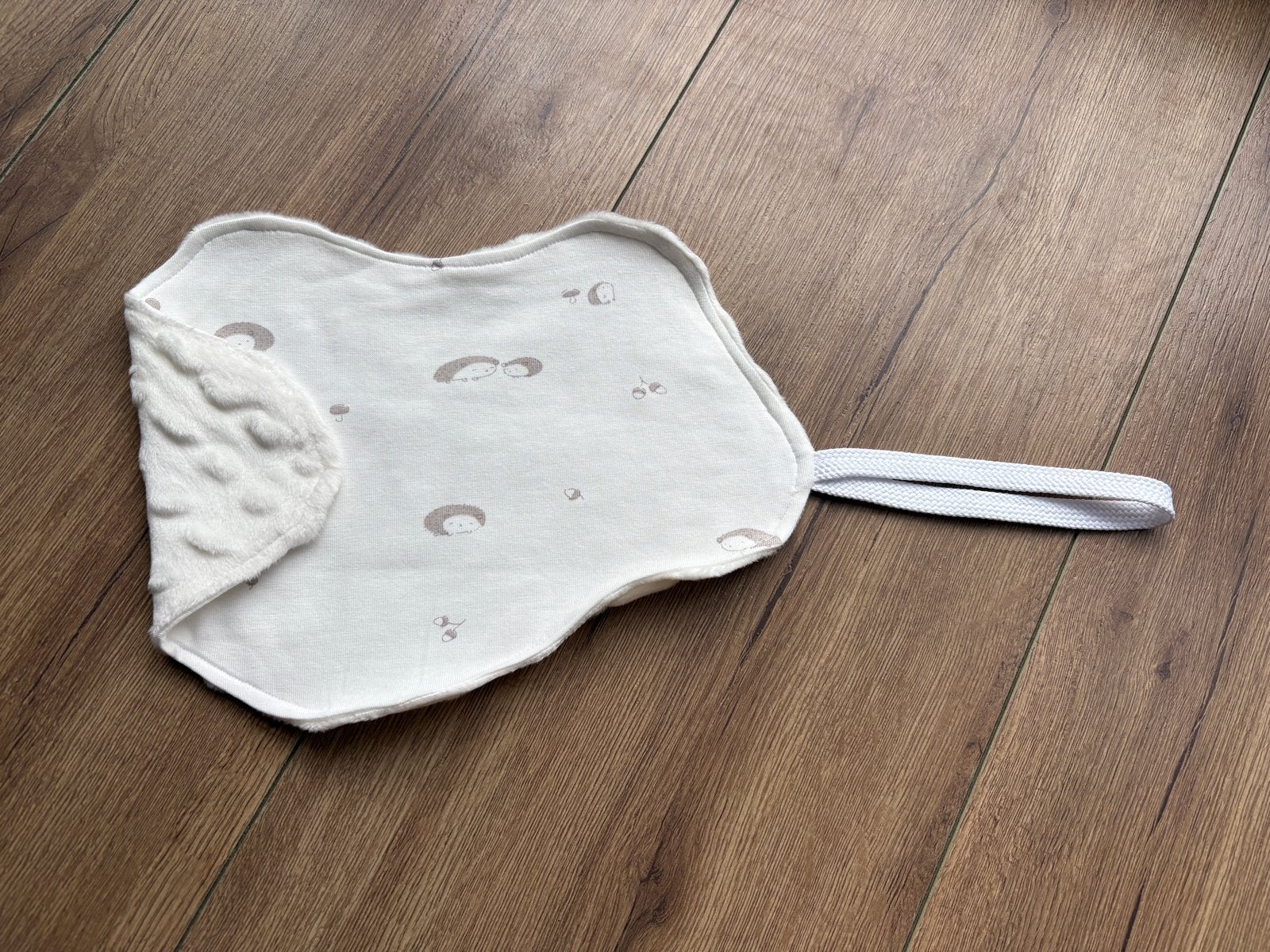 Handgemaakt tutteldoekje met egeltjes, Ophalen of Verzenden, Nieuw, Overige typen