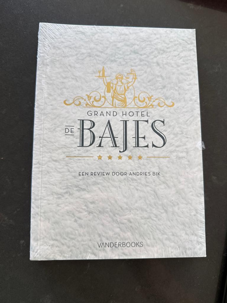 Grand Hotel De Bajes - Een review door Andries Bik, Ophalen, Nieuw