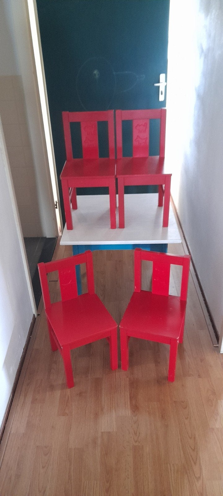 Kindertafel (60x60x53cm) met 4 stevige rode stoeltjes, Kinderen en Baby's, Kinderkamer | Tafels en Stoelen, Ophalen
