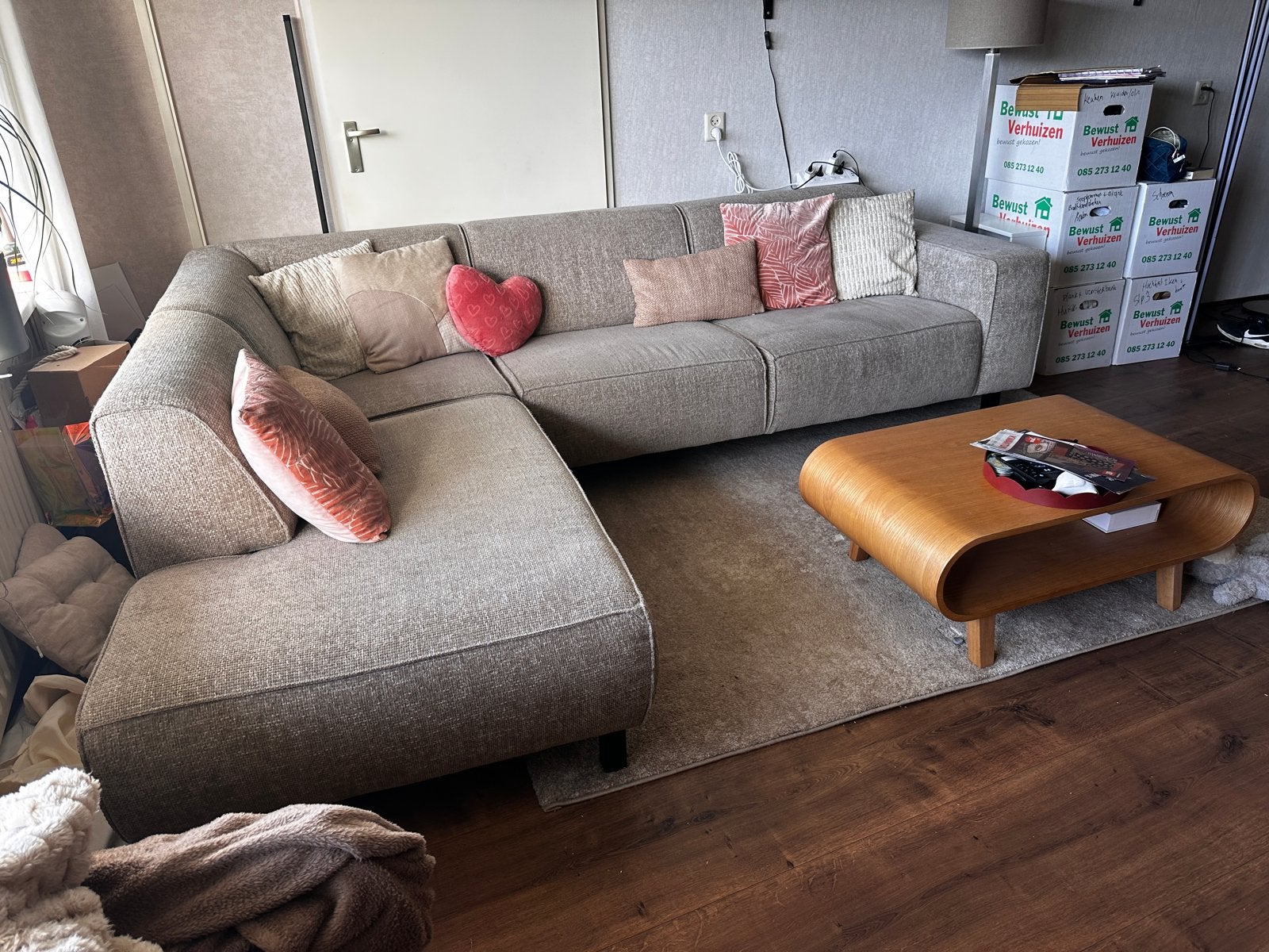 Moderne Hoekbank met Longchair -  2 jaar oud, Huis en Inrichting, Ophalen, 250 tot 300 cm, Gebruikt, Hoekbank