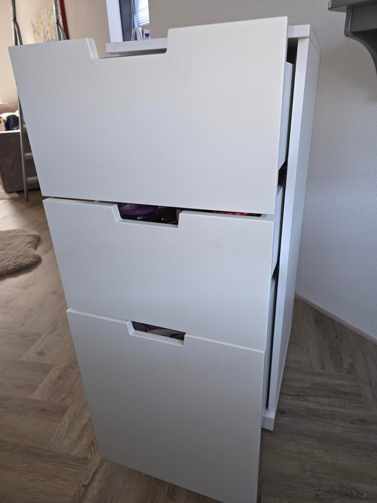 DE NORDLI KAST MET 3 LADES, Ophalen