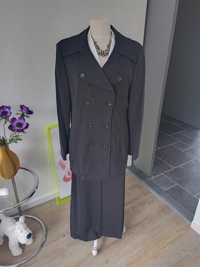 Mooie set, jasje, rok, blouse zo goed als nieuw, Kostuum of Pak, Zwart, Maat 42/44 (L), Ophalen of Verzenden