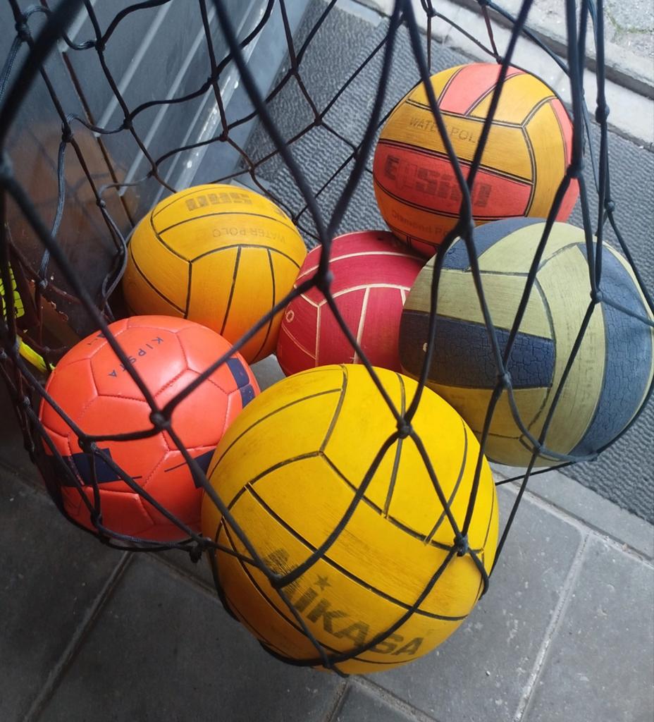 5 waterpolo ballen en 1 voetbal incl groot ballennet, Ophalen of Verzenden, Gebruikt, Waterpolobal
