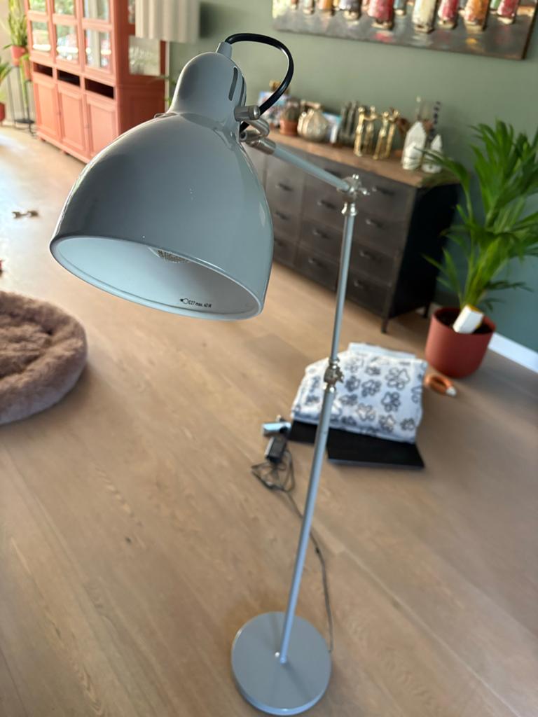 Lichtgrijze vloerlamp, verstelbaar, 1.20-1.40m hoog, Ophalen of Verzenden, Gebruikt, Metaal, 100 tot 150 cm