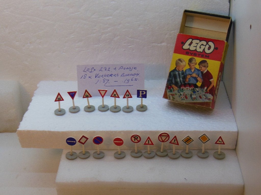 LEGO 232 - 18 x Verkeersborden + Doosje, Ophalen of Verzenden, Zo goed als nieuw, Bus of Vrachtwagen, Overige merken