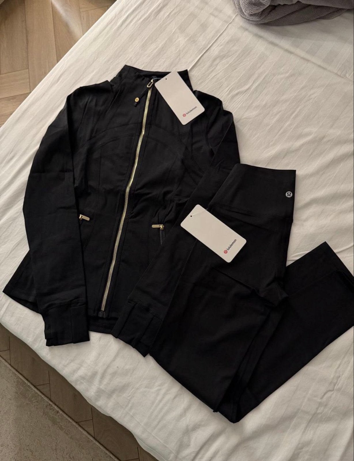 Lululemon sportset: jasje en legging, nieuw met kaartjes, Kleding | Dames, Maat 38/40 (M), Verzenden, Zwart, Nieuw