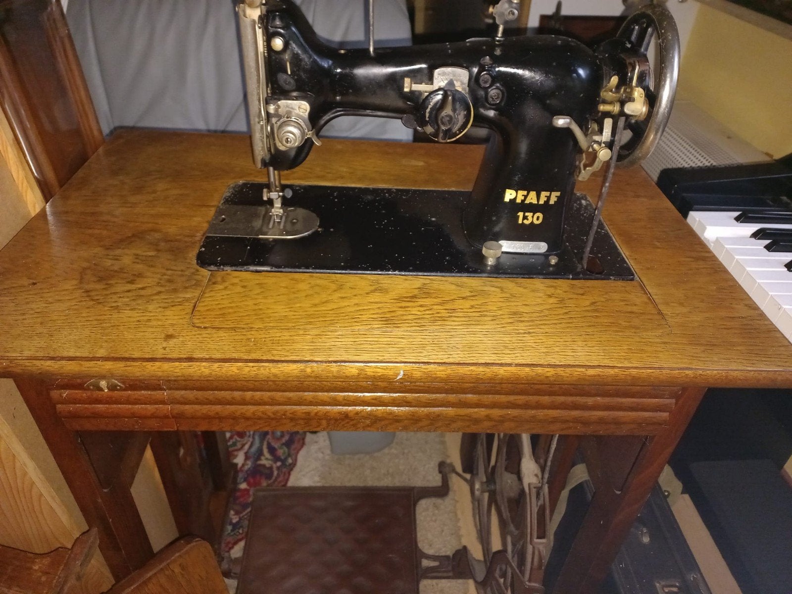 Antieke Pfaff 130 Naaimachine met Houten Tafel, Ophalen
