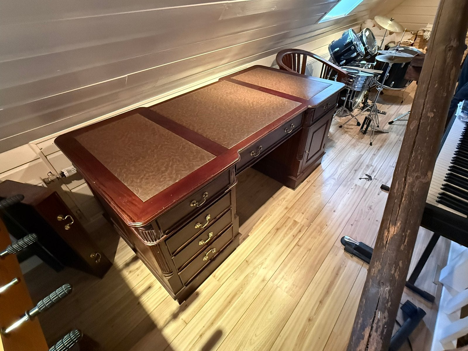 Klassiek houten bureau met lades en opbergruimte, Huis en Inrichting, Bureaus, Ophalen, Overige typen, Gebruikt, Bruin