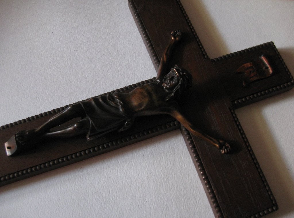 Vintage kruisbeeld / hout + bronskleurig metaal, Antiek en Kunst, Antiek | Religie, Ophalen