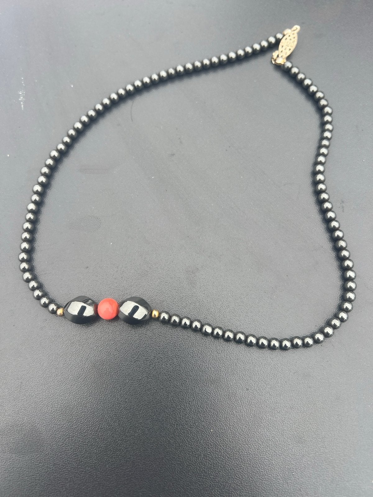 Elegante Hematiet Ketting met Rode Accentparel, Gebruikt, Zwart, Ophalen of Verzenden, Steen of Mineraal