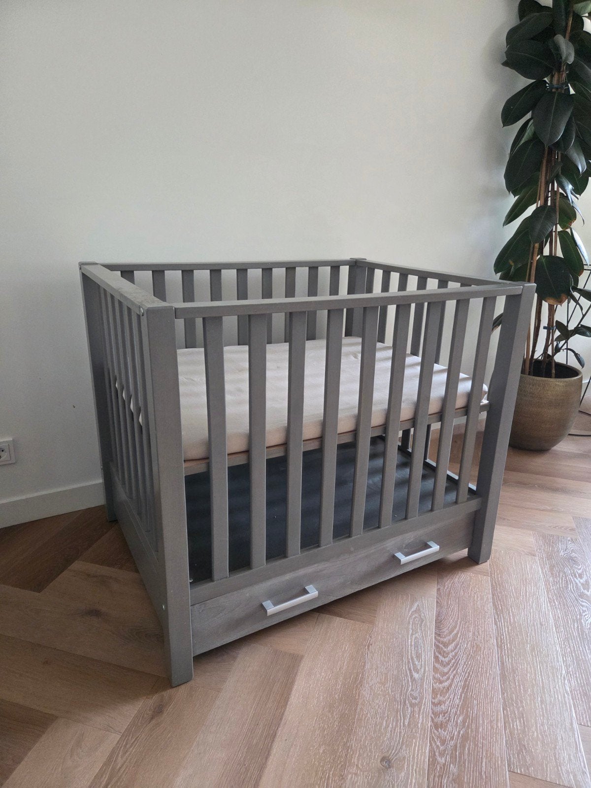 Grijze box met lade, matras en hoeslakens, 2 hoogtes, rookvr, Ophalen, Lade