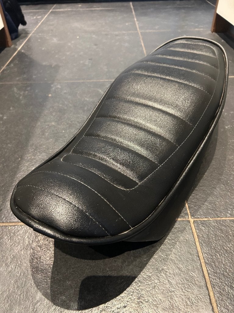 Te koop nieuw bekleed Zadel Kawasaki AR 50, Ophalen, Zo goed als nieuw, Zadel, Overige merken