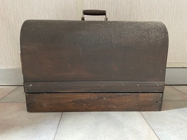 Oude Koffernaaimachine, Ophalen