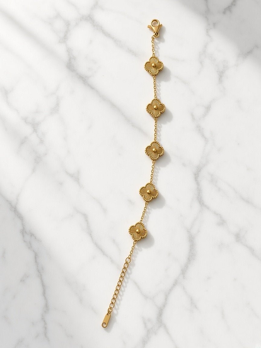 Gouden klavertje vier armband, Staal, Nieuw, Ophalen of Verzenden, Met bedels of kralen