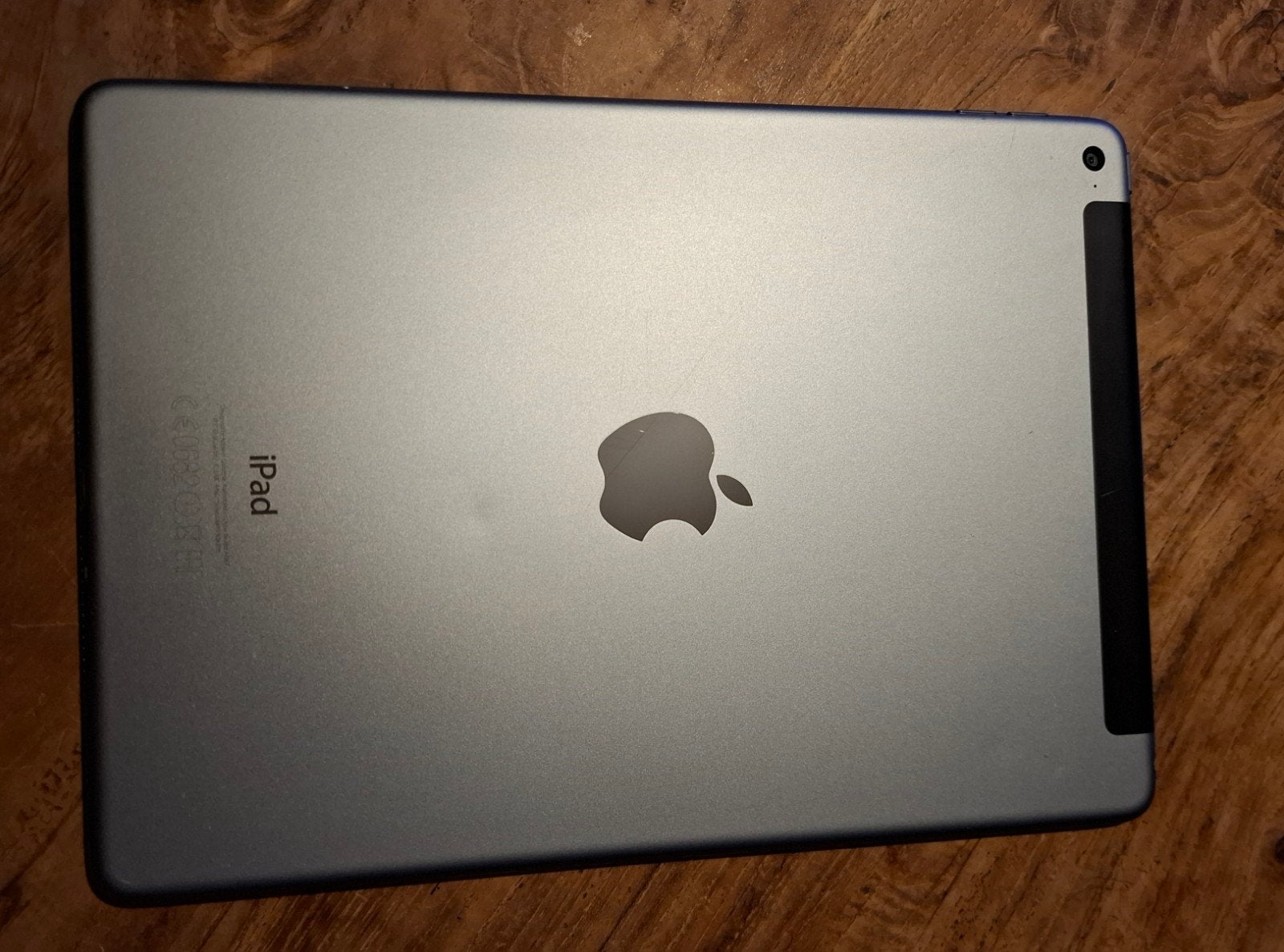 Foto 3 van Apple iPad Air 2 - Werkt, scherm met vlekken
