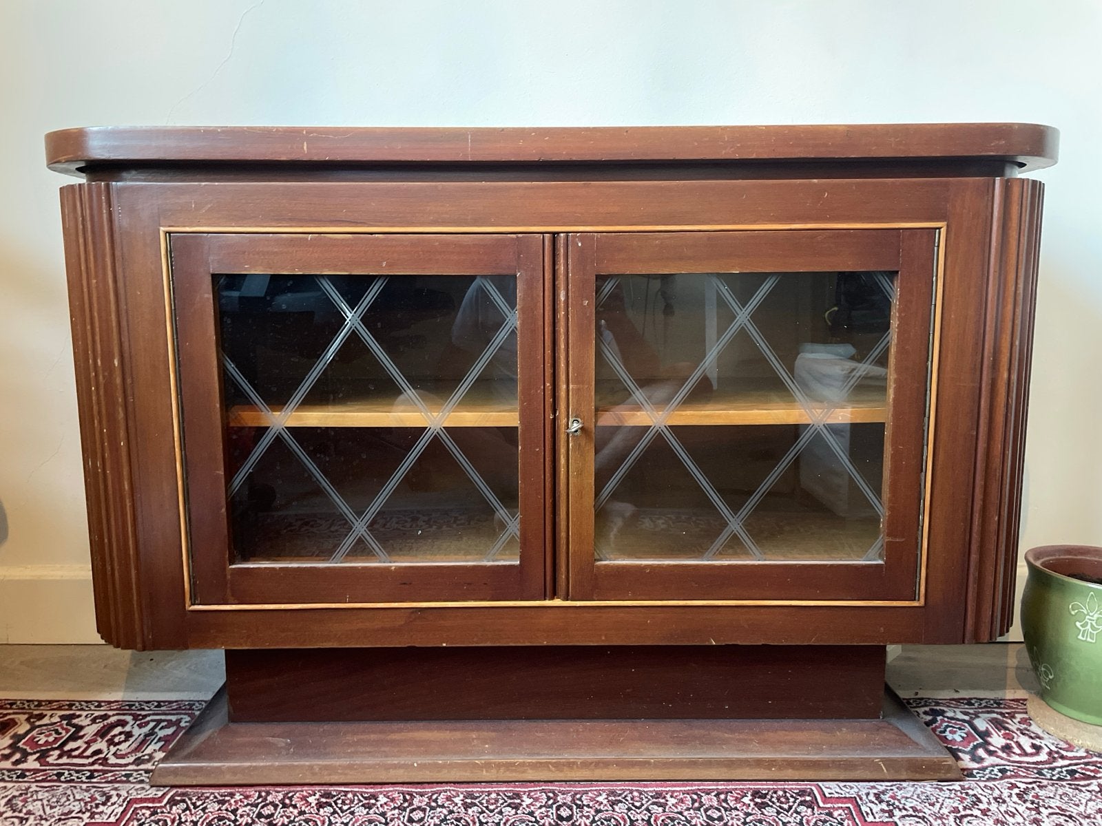 Vintage houten dressoir met glazen deuren in art deco stijl, Huis en Inrichting, Kasten | Dressoirs, 100 tot 150 cm, Ophalen of Verzenden