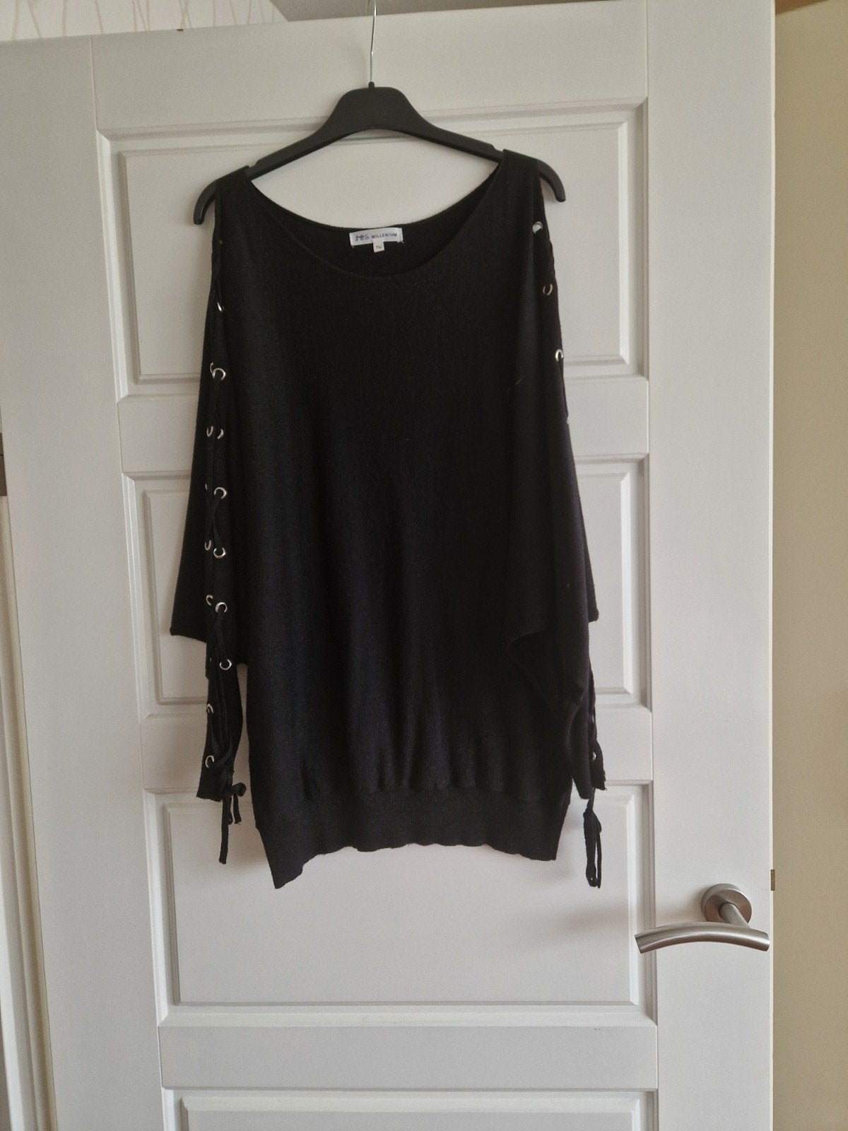 Te koop zwart dames truitje met vlindermouwen, merk Milleniu, Kleding | Dames, Maat 38/40 (M), Zwart, Zo goed als nieuw, Millenium