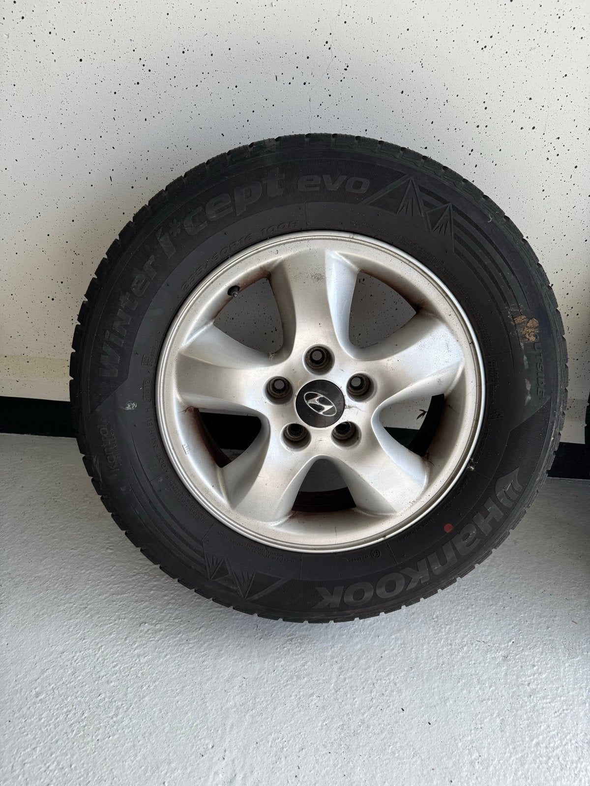 Hyundai winterbanden met velgen - 235/60R16, Gebruikt, 16 inch, Banden en Velgen, 235 mm