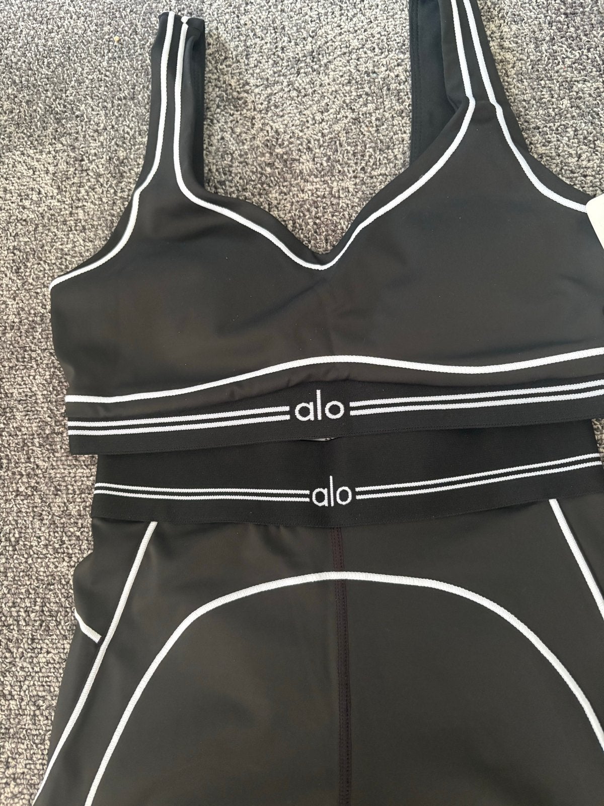 Alo Yoga sportset (legging en sportbeha), Kleding | Dames, Sportkleding, Zwart, Nieuw, Ophalen of Verzenden, Fitness of Aerobics