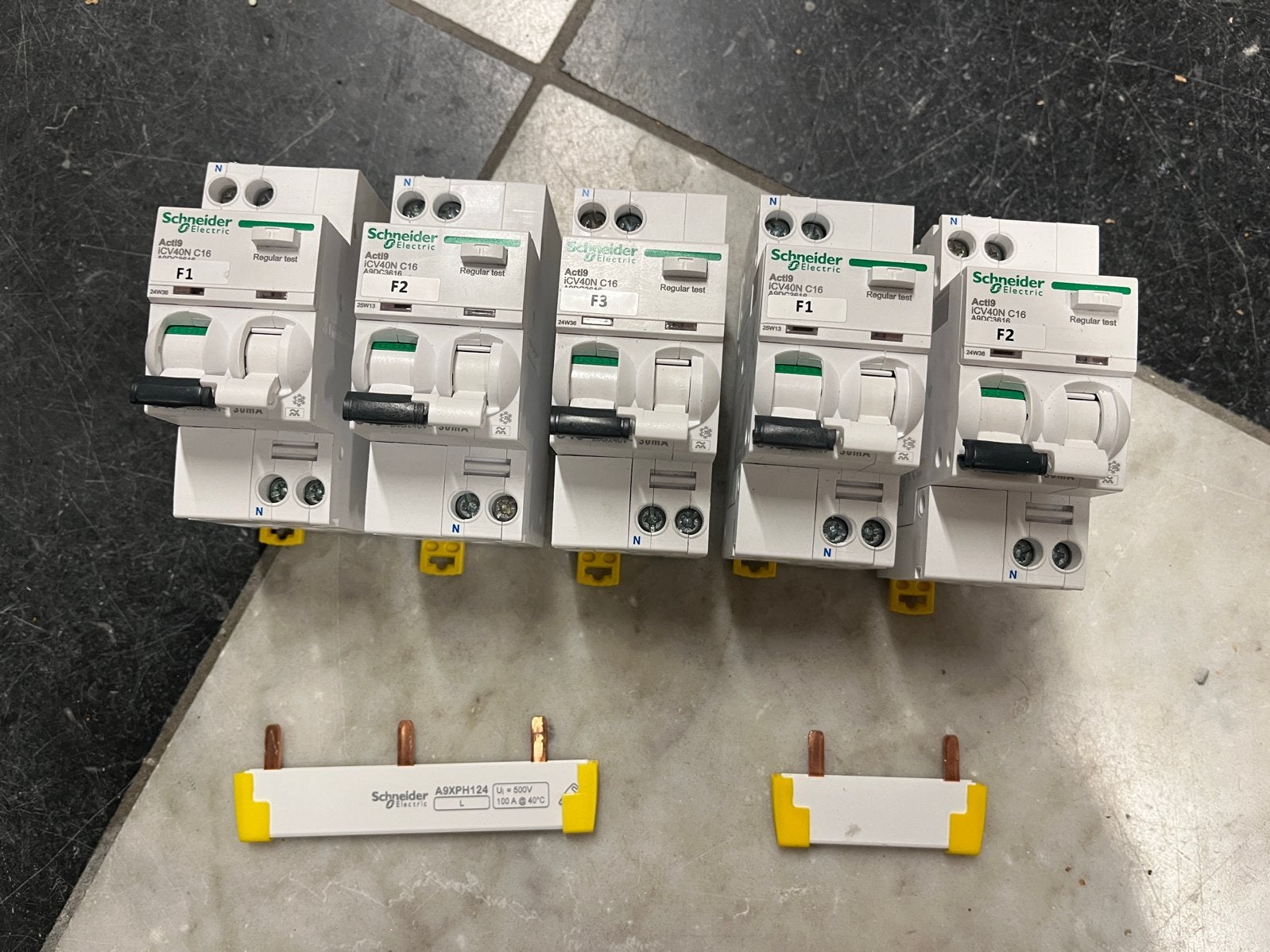 5x Aardlekautomaat Schneider Acti9 iCV40N C16 Nieuw, Ophalen of Verzenden, Nieuw, Schneider Electric, Aardlekautomaat