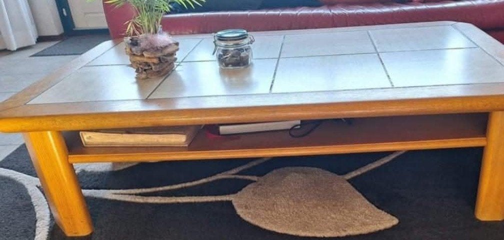 Houten salontafel met tegels en opbergruimte, Gebruikt, 100 tot 150 cm, Rechthoekig, 50 tot 100 cm