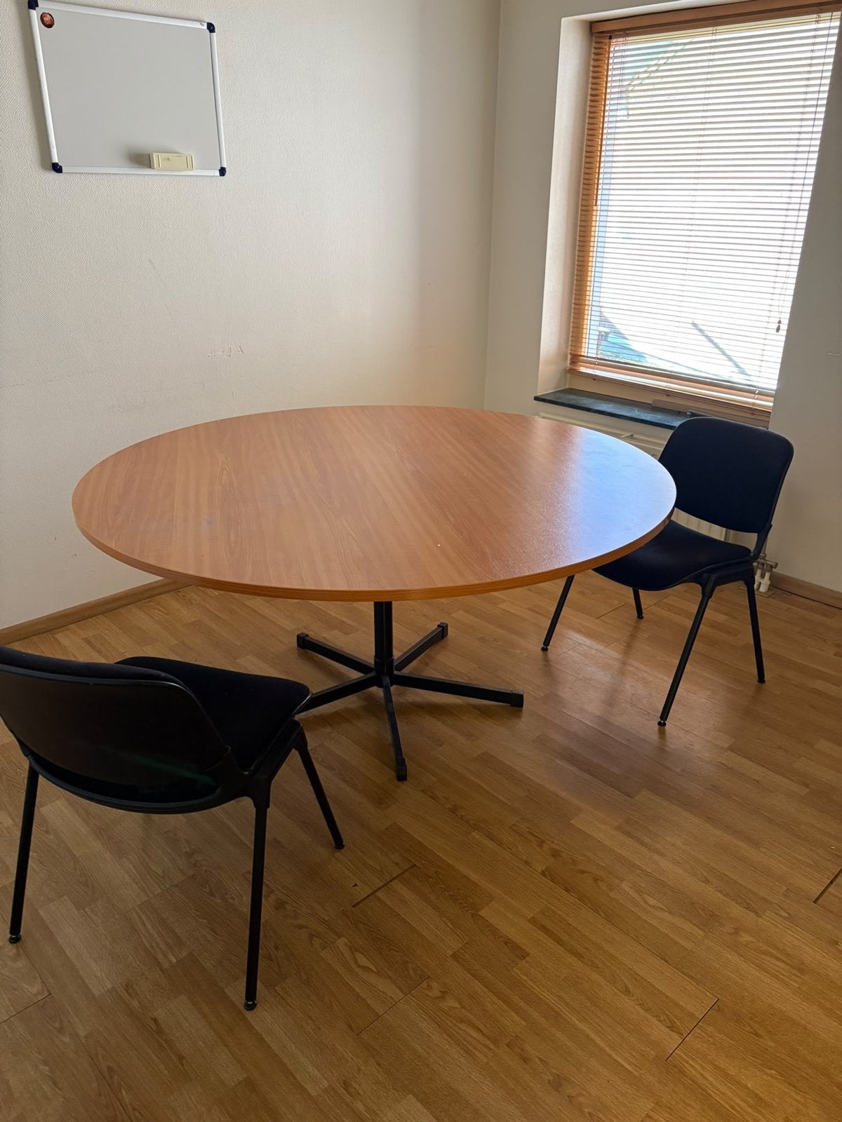 Ronde houten tafel met metalen onderstel, Ophalen, Gebruikt, 100 tot 150 cm, Rond