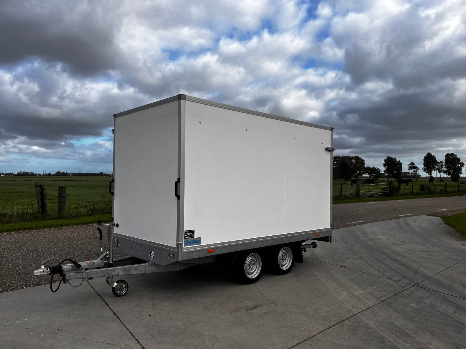 Hapert sapphire H-2 gesloten aanhanger glasrestreel klep, Ophalen, Zo goed als nieuw