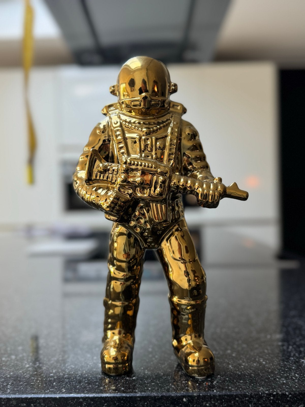 Gouden Astronaut Beeld met Geweer - Modern Design, Ophalen, Handgemaakt, 20 - 50 cm, Beeld