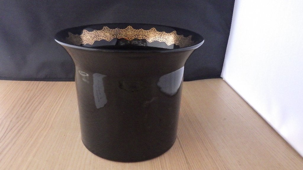mooie zwarte bloempot met goudkleurige band aan binnenkant, Gebruikt, Rond, Ophalen of Verzenden, Aardewerk