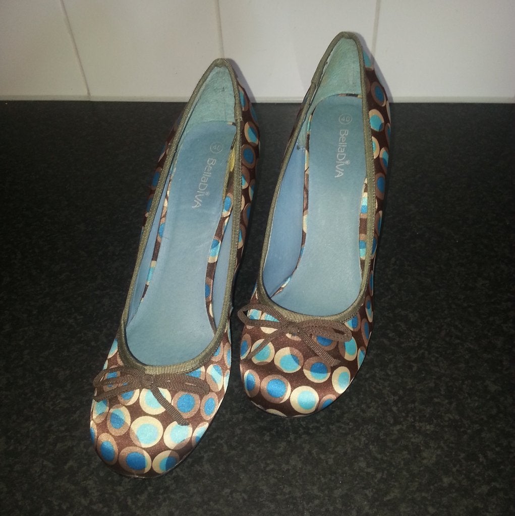 Belladiva retro pumps met stippenpatroon - maat 40, Schoenen met lage hakken, Bruin, Belladiva, Ophalen of Verzenden