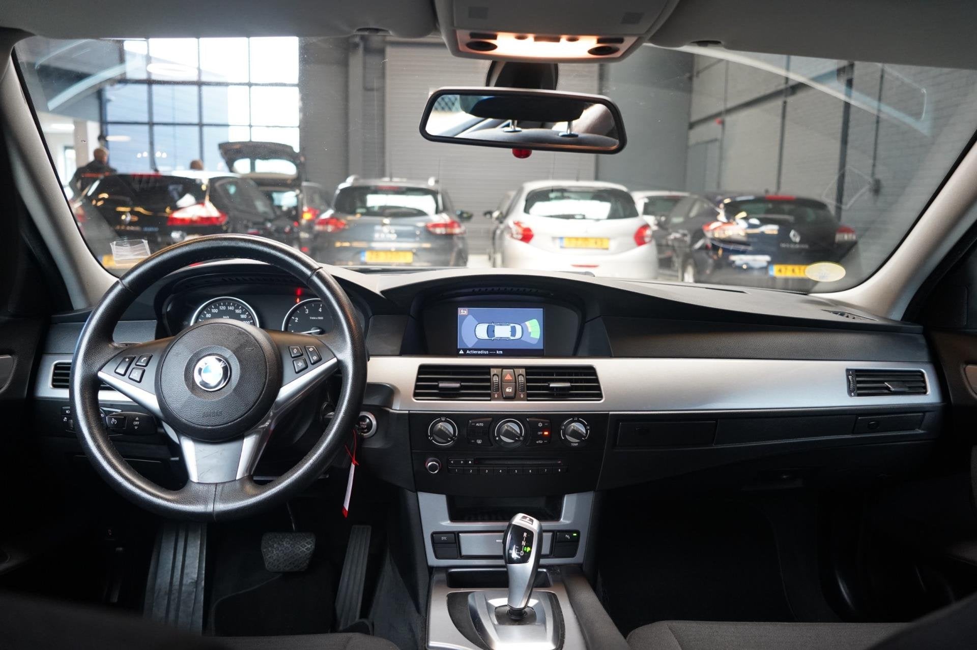 BMW 5-serie 520i Business Line Edition I | AUT | NAVI | CRUI, Auto's, Automaat, Achterwielaandrijving, 4 cilinders, Zwart