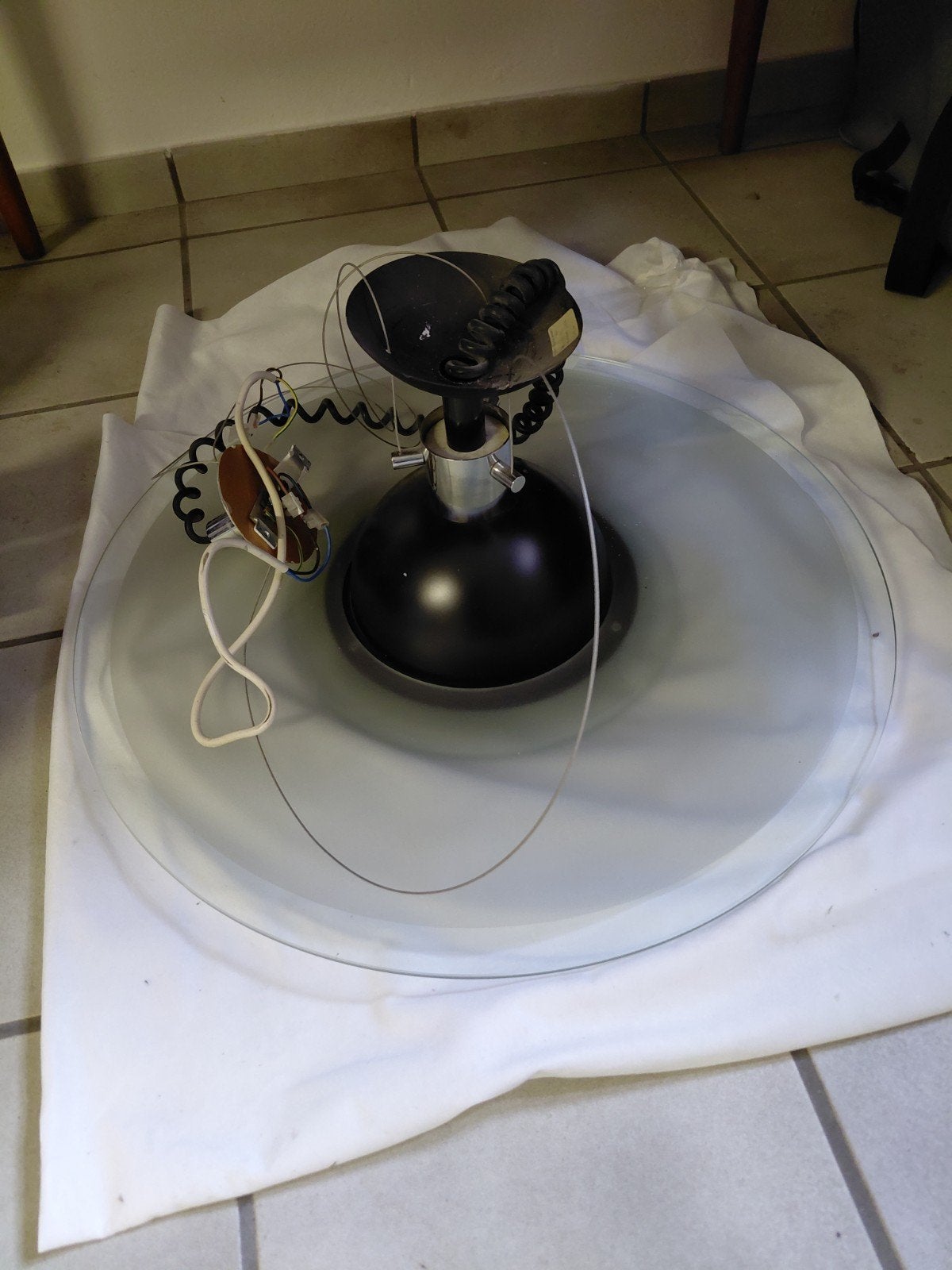 Moderne Hanglamp met Glazen Schijf en Zwart Armatuur, Gebruikt, Overige fittingen, Ophalen of Verzenden, Glas