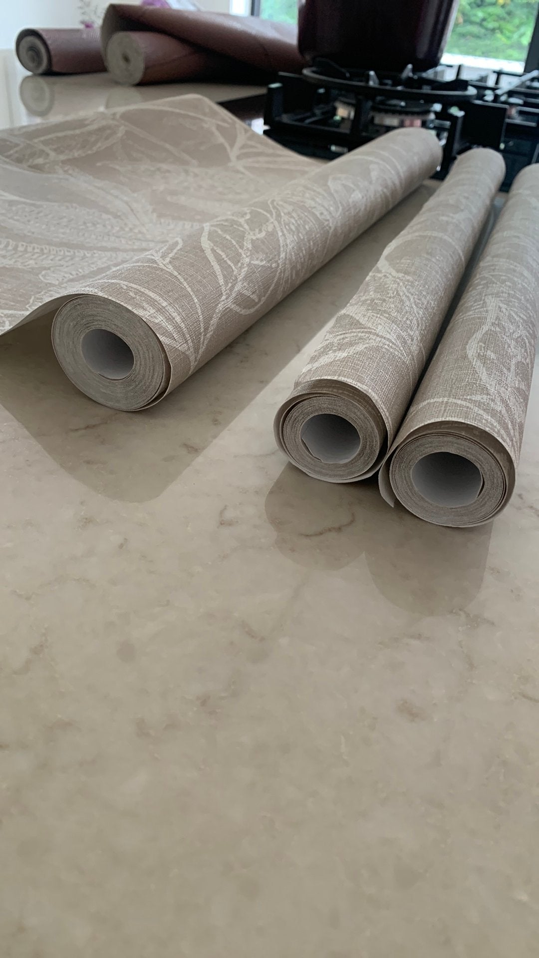 8 mtr Vliesbehang Chaya taupe (dessin 125087) batchnr 104, Huis en Inrichting, Stoffering | Behang, Ophalen of Verzenden