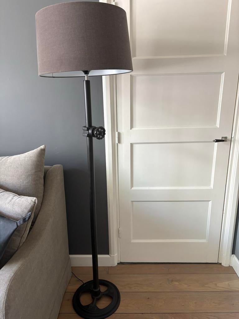 Landelijke vloerlamp met grijze kap - in prima staat, Ophalen of Verzenden, Zo goed als nieuw, Metaal, 150 tot 200 cm