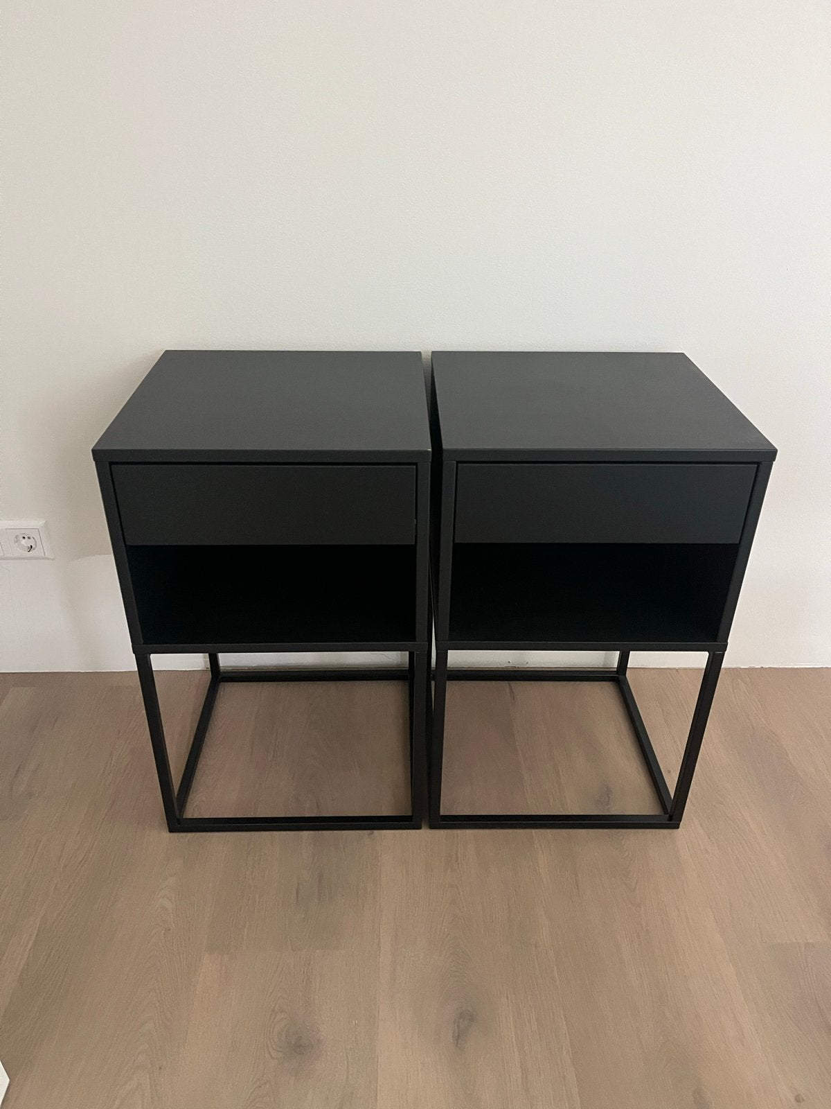 2 zwarte Ikea nachtkastjes met lade en open vak, Minder dan 45 cm, Zo goed als nieuw, Hout, 55 tot 70 cm