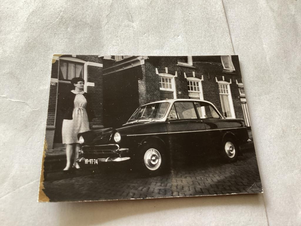 Vrouw met klassieke auto (jaren '60) afm is 5x7 cm, Verzamelen, Foto's en Prenten, 1960 tot 1980, Foto, Ophalen of Verzenden, Zo goed als nieuw