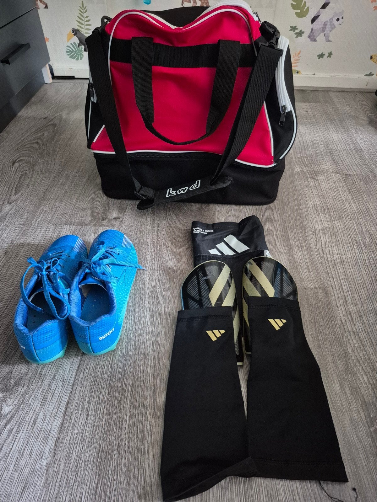 Voetbaluitrusting: schoenen, scheenbeschermers en tas, Verzenden, Zo goed als nieuw, Set