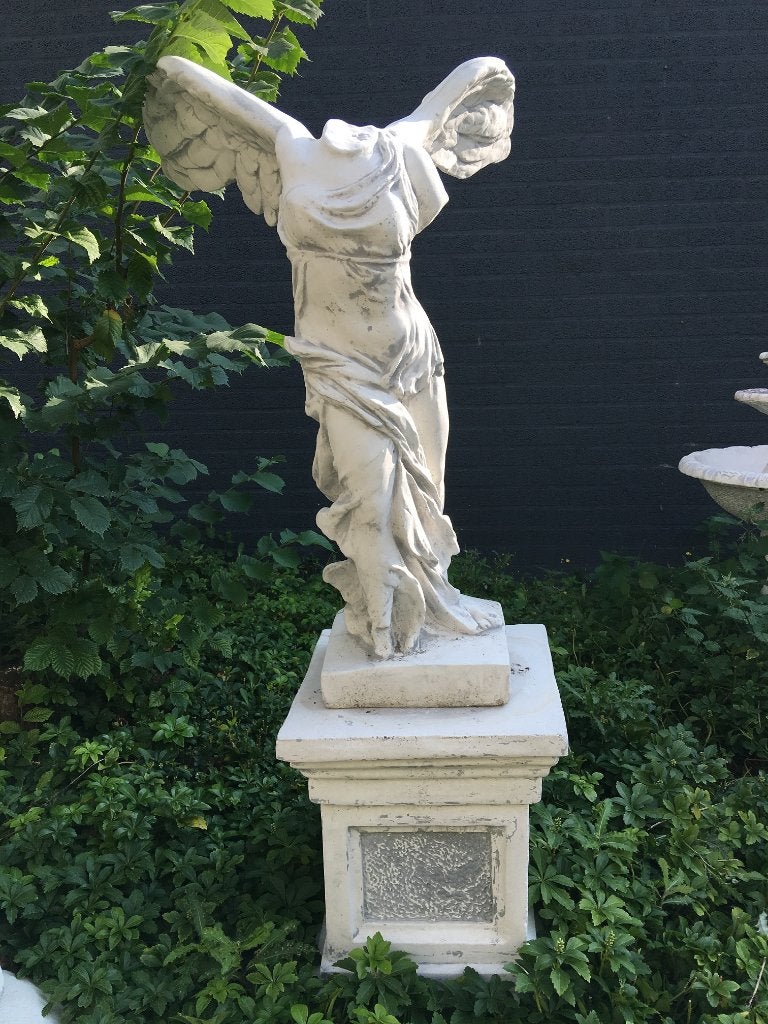 Prachtig massief Engel Nikè beeld op sokkel, uniek!!, Tuin en Terras, Steen, ., Nieuw, Ophalen of Verzenden