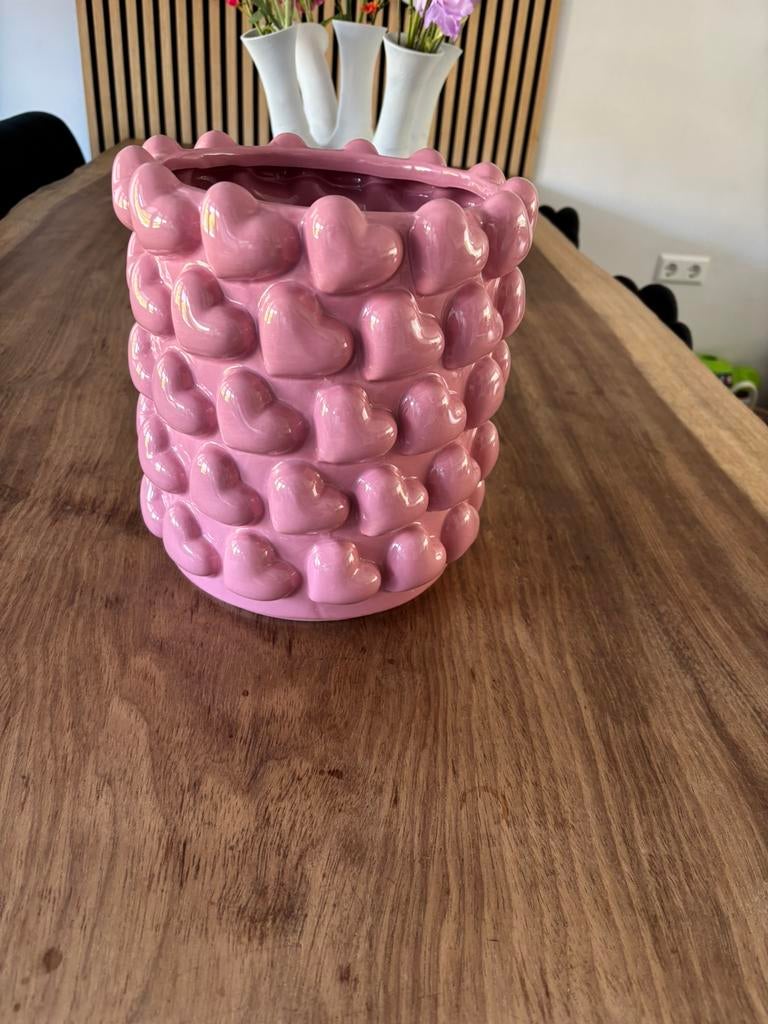 Roze bloempot met hartjes, Huis en Inrichting, Woonaccessoires | Vazen, Ophalen, Overige kleuren, Aardewerk of Porselein, Zo goed als nieuw