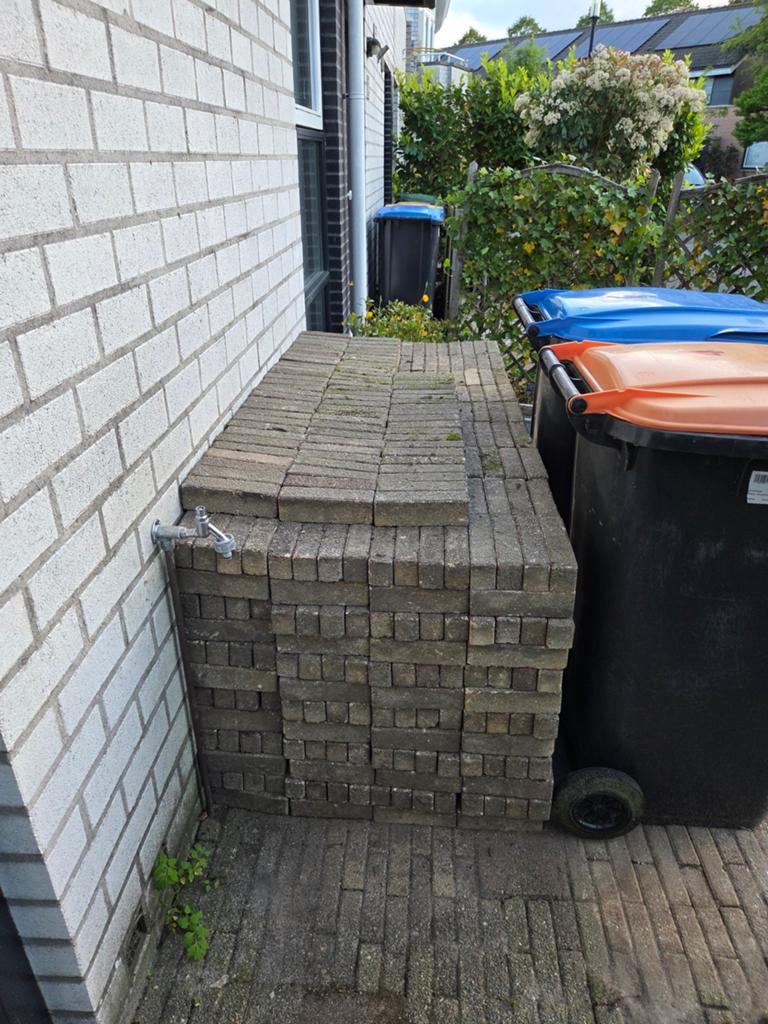 Gratis af te halen: Oude betonnen waalformaat klinkers-14m2, Ophalen, Gebruikt, Klinkers, 10 m² of meer