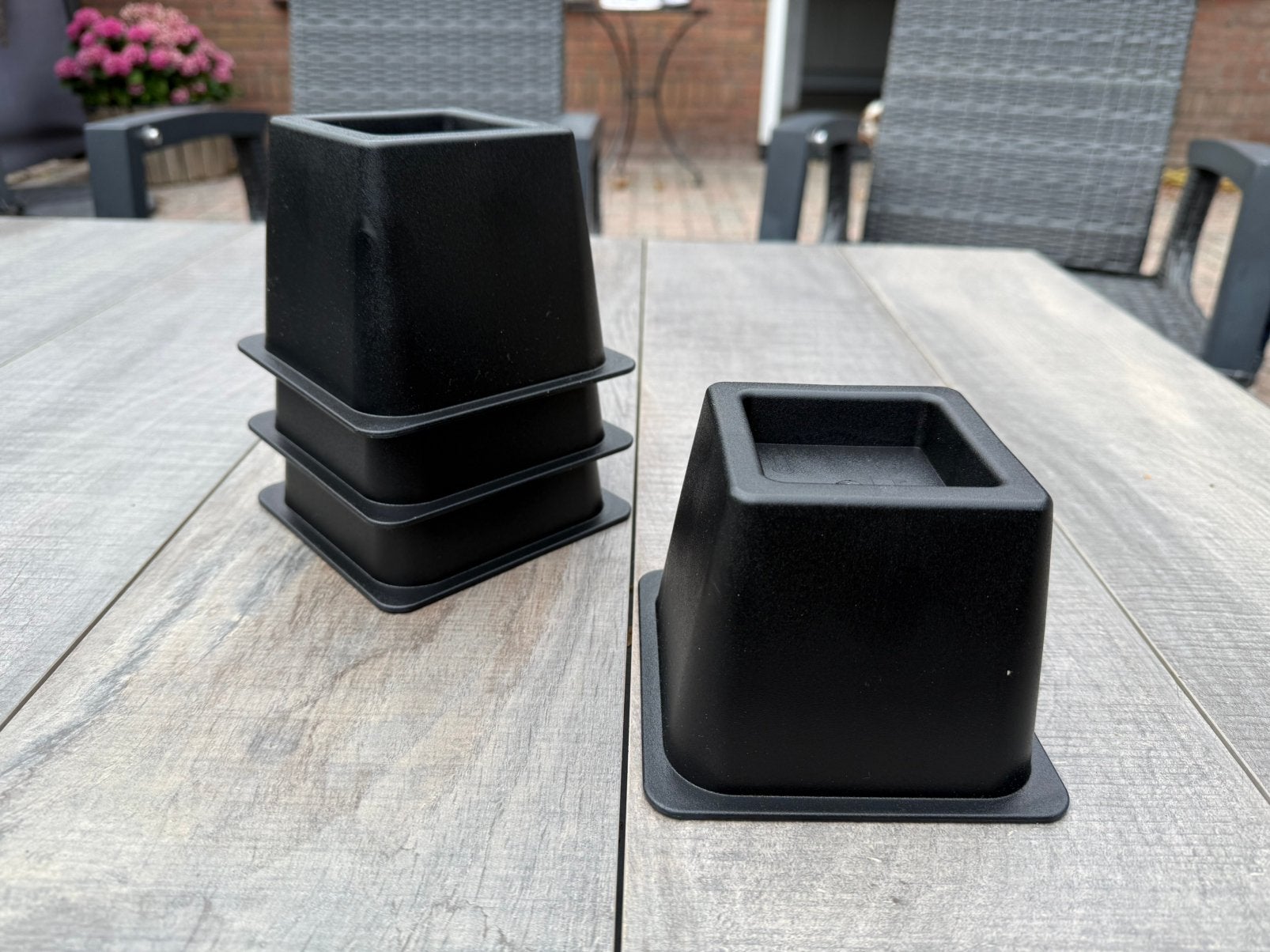 Set 4 bedverhogers / bedklossen -  10 cm  hoog zwart, Ophalen of Verzenden, Zo goed als nieuw