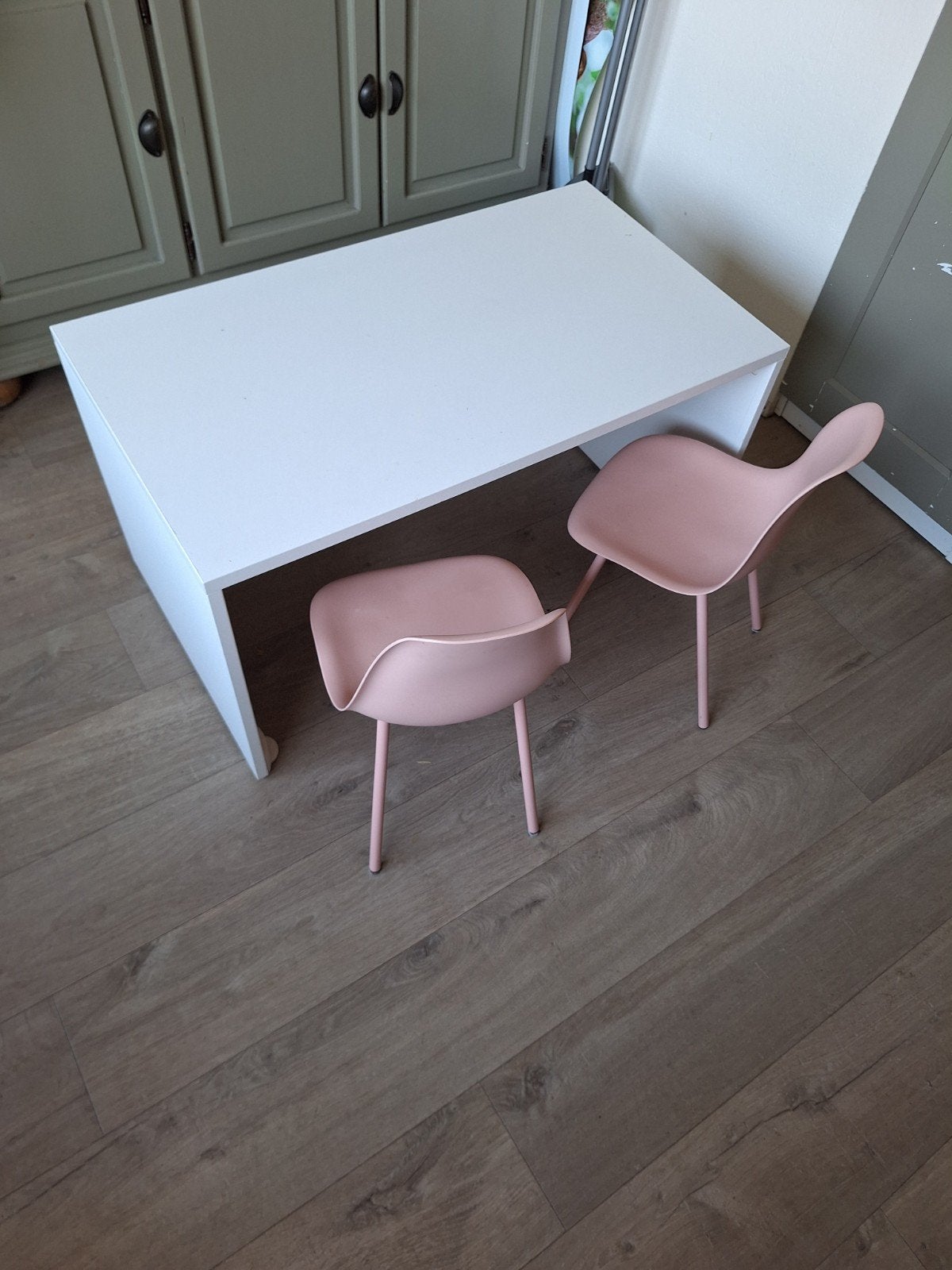 ikea kinderbureau met 2 roze stoelen, Ophalen, Zo goed als nieuw, Stoel(en)