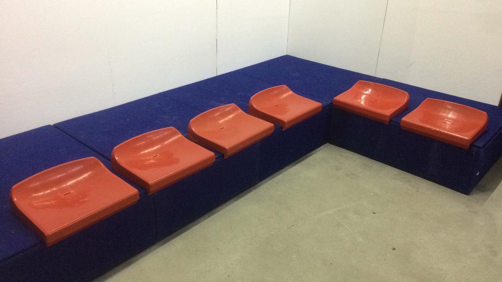 Tribune zitting stadion stoel ruim 100 stoeltjes roodkleurig, Huis en Inrichting, Stoelen, Ophalen, Kunststof, Gebruikt, Vijf, Zes of meer stoelen