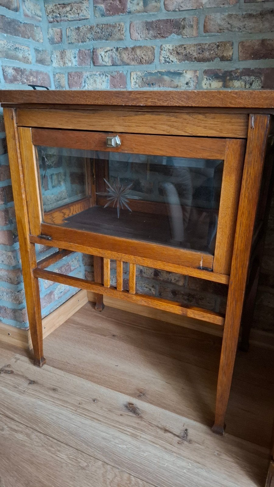 Oud brocant theekastje met glazen vitrine en blad, Ophalen