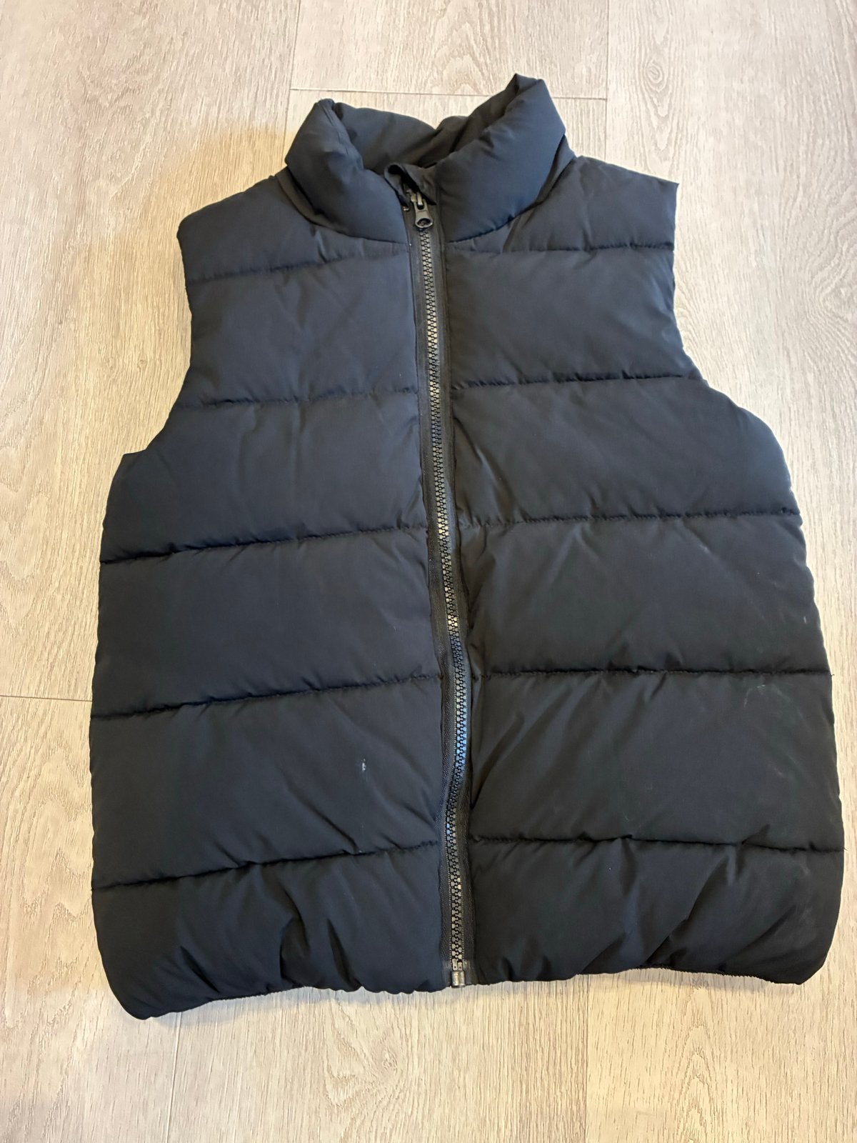 Zwarte gewatteerde bodywarmer maat 134/140, Kinderen en Baby's, Ophalen, Zo goed als nieuw, Jongen of Meisje, Jas