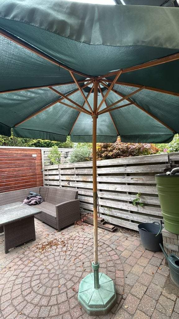Grote parasol 250 x 250 cm met voet, Tuin en Terras, Parasols, Ophalen, Gebruikt, 2 tot 3 meter, Zweefparasol