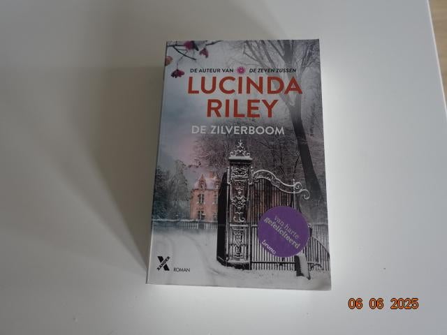 De zilverboom.....Lucinda Riley, Ophalen, Zo goed als nieuw, Amerika