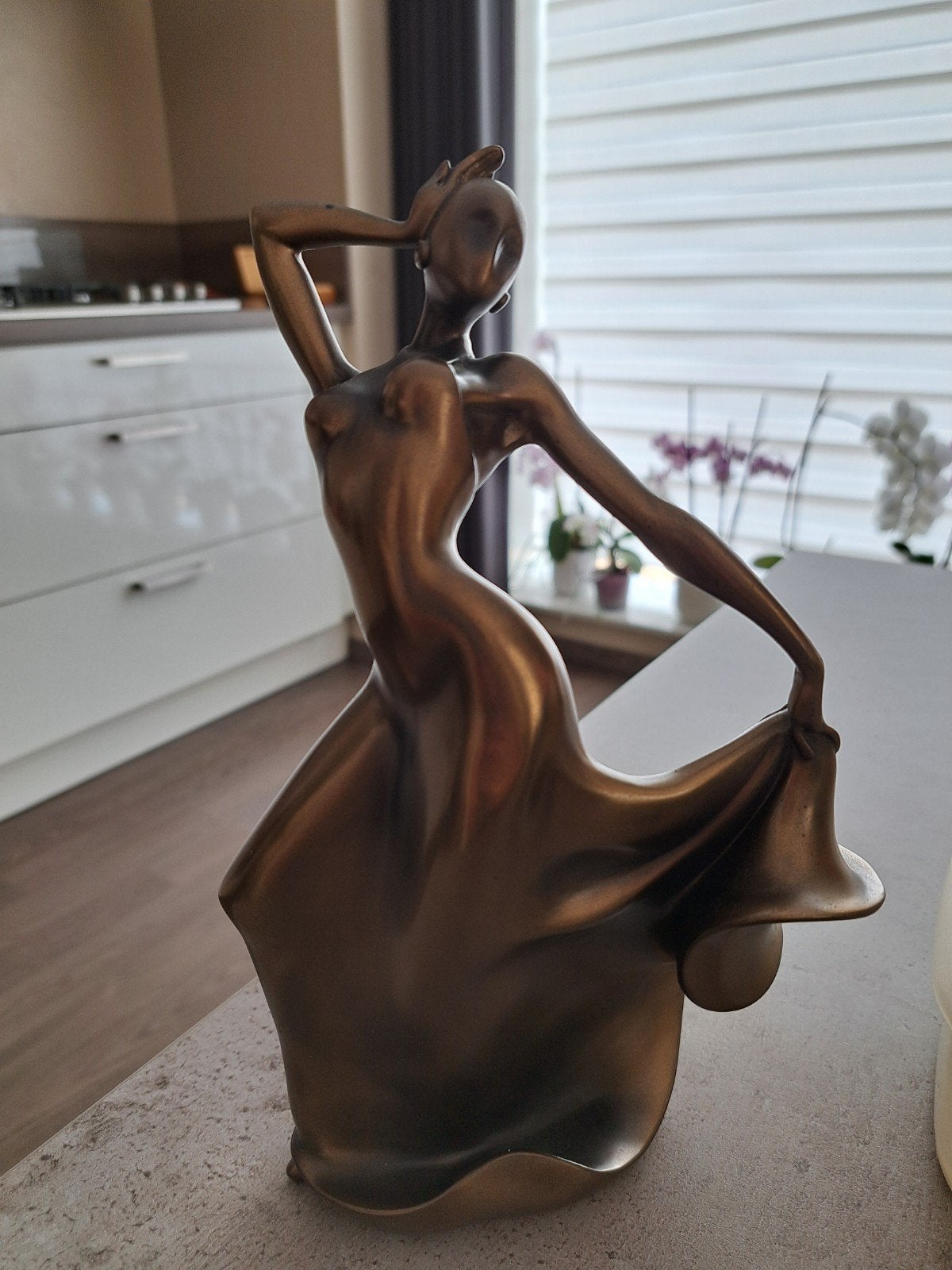Beeld van danseres, 24 cm hoog, gesigneerd, Ophalen, Zo goed als nieuw, Mens