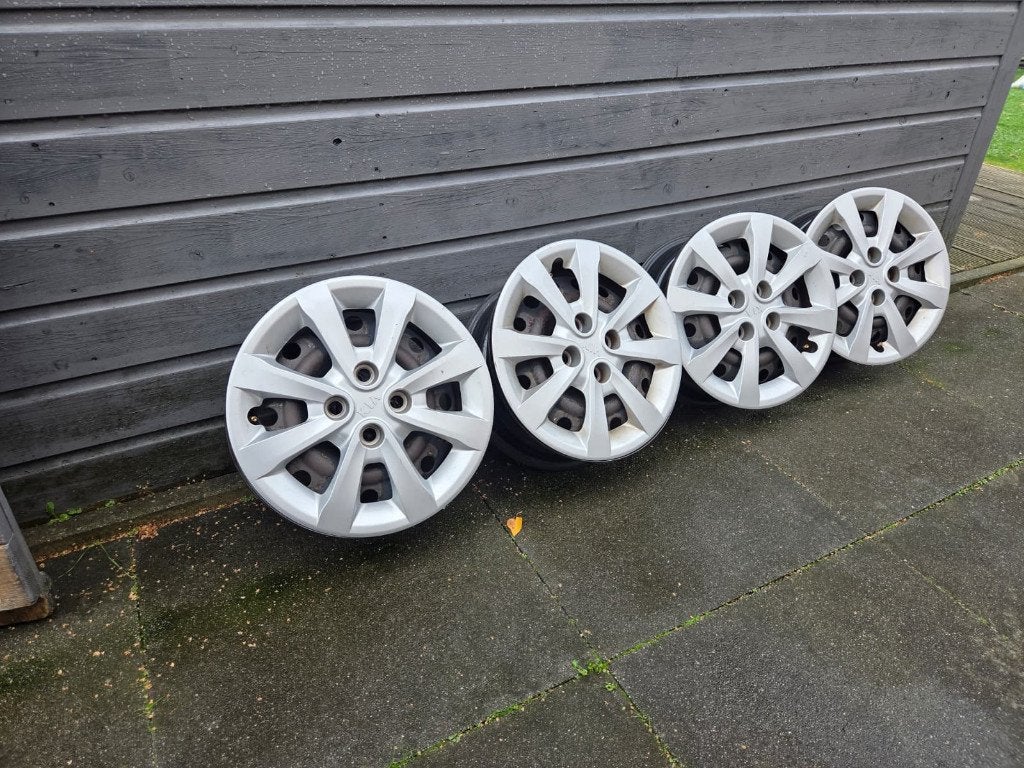 Originele Kia Rio stalen velgen + wieldoppen – set van 4, Ophalen, Gebruikt