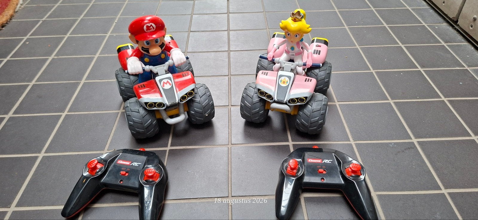 Carrera RC Mario Kart: Mario en Peach, Elektro, Gebruikt, Auto offroad, Ophalen of Verzenden